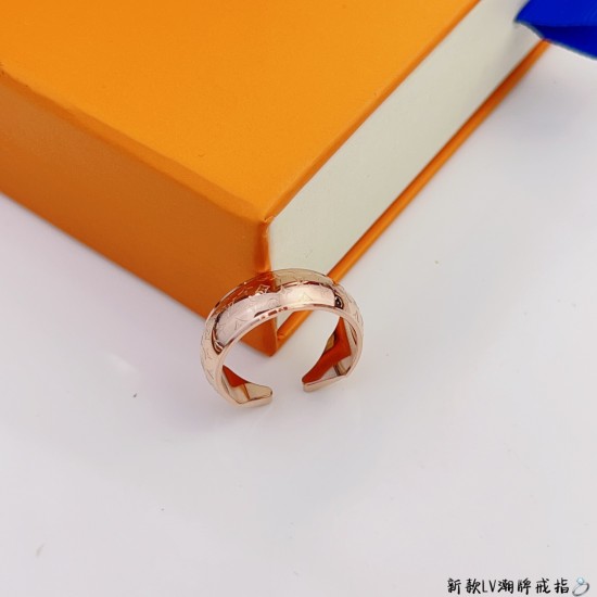 戒指摘取经典 Monogram 花卉的一片花瓣,呈现别致开口式设计,见证摩登美感与精湛工艺的结合。80600 戒指摘取经典 Monogram 花卉的一片花瓣,呈现别致开口式设计,见证摩登美感与精湛工艺的结合。80600