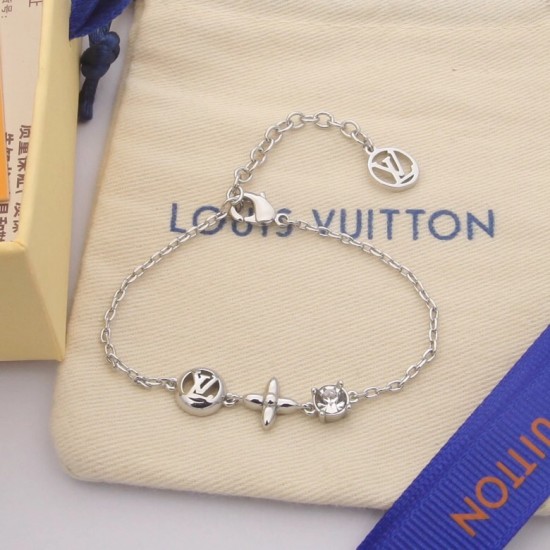Hl76750驴家手链Petit Louis 手链巧妙串联 Monogram 花卉、 标识等经典元素与透明莱茵石,并为链条末端再度点缀 标识。同系列另有同款项链、 Hl76750驴家手链Petit Louis 手链巧妙串联 Monogram 花卉、 标识等经典元素与透明莱茵石,并为链条末端再度点缀 标识。同系列另有同款项链、