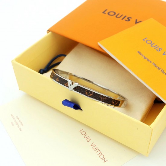 Hl65700---lv手镯 Louis Vuitton 路易威登 原装打版代购级别 市场最好版本 LV老花皮手镯火爆款出货 设计独特 复古前卫 美女必备 Hl65700---lv手镯 Louis Vuitton 路易威登 原装打版代购级别 市场最好版本 LV老花皮手镯火爆款出货 设计独特 复古前卫 美女必备