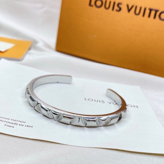 XC800A15【精工版本】LV NANOGRAM手镯 独家 LV经典字母手镯 简单大气不容易撞款 印有经典字母非常好搭配衣服 黄金、白金、两色可选 XC800A15【精工版本】LV NANOGRAM手镯 独家 LV经典字母手镯 简单大气不容易撞款 印有经典字母非常好搭配衣服 黄金、白金、两色可选