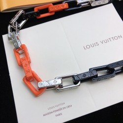 Chain Links 项链延续Virgil Abloh 引领的2022春夏风尚，Monogram图案错落有致地镌刻于银色金属链条 演泽灵动与率性。可搭配同系列Signet戒指，成就协调造型。HH8