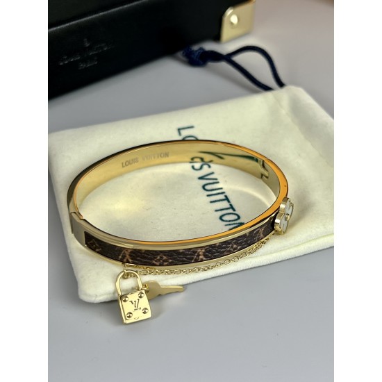 HY800A20中古LV老花皮拆包饰品手镯,夏日搭配利器,lv的老花花纹真的是永恒的经典,经久不衰,久看不腻 HY800A20中古LV老花皮拆包饰品手镯,夏日搭配利器,lv的老花花纹真的是永恒的经典,经久不衰,久看不腻