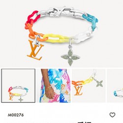 新款 Rainbow Charms 手镯响应本季 Watercolor 主题，明快生动。采用特殊升华技术将鲜艳亮滴油在金属链带之上，以实现彩虹般的彩绘效果。Monogram 花卉饰件与 LV 字母饰件