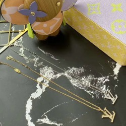 LV满钻项链