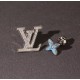 新款带钻logo耳钉来袭 两边都不一样的哦,飞镖是蓝色为主,搭配logo碎钻字母,独特时尚,潮流百搭HL586808 新款带钻logo耳钉来袭 两边都不一样的哦,飞镖是蓝色为主,搭配logo碎钻字母,独特时尚,潮流百搭HL586808
