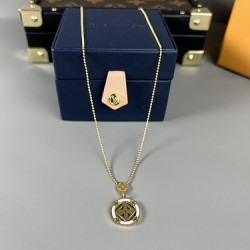 HY80A20。 项链，菱形花纹搭配圆饼花纹，灵感来自驴家经典的老花图案，日常百搭款