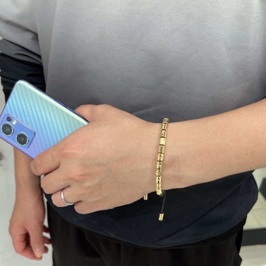 手链以精湛匠艺展露波西米亚迷情。可调节棉绳串起袖珍串珠,洋溢蔚蓝海滨的自由精神。链环精致镂刻 Monogram 图案,方形开合点缀经典字母。 金色AL80A30 手链以精湛匠艺展露波西米亚迷情。可调节棉绳串起袖珍串珠,洋溢蔚蓝海滨的自由精神。链环精致镂刻 Monogram 图案,方形开合点缀经典字母。 金色AL80A30