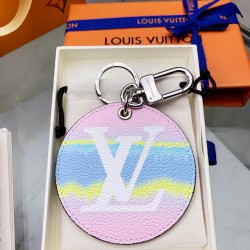 LV ESCALE 包饰与钥匙扣LV Escale 包饰与钥匙扣的多彩设计取鉴日式匹染工艺——绞染，宣告夏日的到来。 