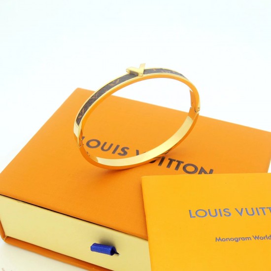 Hl65700---lv手镯 Louis Vuitton 路易威登 原装打版代购级别 市场最好版本 LV老花皮手镯火爆款出货 设计独特 复古前卫 美女必备 Hl65700---lv手镯 Louis Vuitton 路易威登 原装打版代购级别 市场最好版本 LV老花皮手镯火爆款出货 设计独特 复古前卫 美女必备