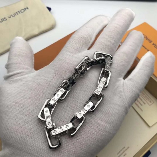 Monogram 淬火手以链当下潮流思维诠释路易威登的经珠典宝主题。大银号色金属链铭刻别致的 Monogram 图案,既是季本新品,又传承着牌品经典设计的内涵 长度20cm内以可 Monogram 淬火手以链当下潮流思维诠释路易威登的经珠典宝主题。大银号色金属链铭刻别致的 Monogram 图案,既是季本新品,又传承着牌品经典设计的内涵 长度20cm内以可