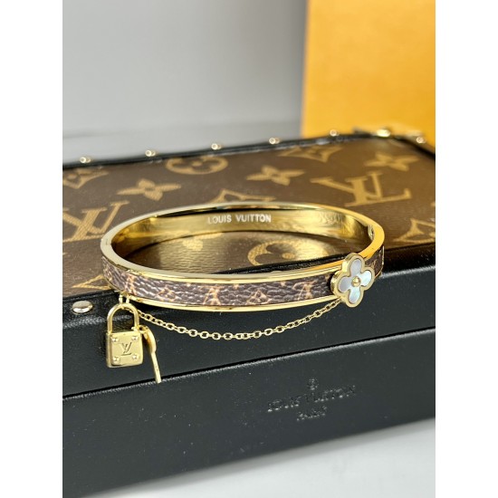 HY800A20中古LV老花皮拆包饰品手镯,夏日搭配利器,lv的老花花纹真的是永恒的经典,经久不衰,久看不腻 HY800A20中古LV老花皮拆包饰品手镯,夏日搭配利器,lv的老花花纹真的是永恒的经典,经久不衰,久看不腻