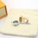 HL90551驴家戒指Play-It 戒指以诙谐意趣展现路易威登标识与 Monogram 花卉,将其与恰似骰子图案的波点共同排列于多面金属指环上,释放视觉冲击。到货6-7-8-9拿三色 HL90551驴家戒指Play-It 戒指以诙谐意趣展现路易威登标识与 Monogram 花卉,将其与恰似骰子图案的波点共同排列于多面金属指环上,释放视觉冲击。到货6-7-8-9拿三色