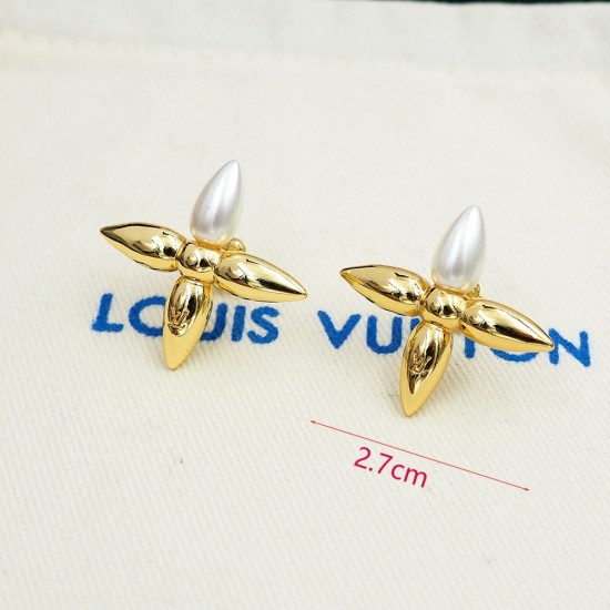 Hl65700驴家Louisette 耳环分别以珠光树脂和耀目金属构筑 Monogram 花卉的尖头花瓣,含蓄点缀 LV 字母铭纹,与 Louisette 系列单品搭配相宜 Hl65700驴家Louisette 耳环分别以珠光树脂和耀目金属构筑 Monogram 花卉的尖头花瓣,含蓄点缀 LV 字母铭纹,与 Louisette 系列单品搭配相宜