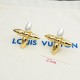 Hl65700驴家Louisette 耳环分别以珠光树脂和耀目金属构筑 Monogram 花卉的尖头花瓣,含蓄点缀 LV 字母铭纹,与 Louisette 系列单品搭配相宜 Hl65700驴家Louisette 耳环分别以珠光树脂和耀目金属构筑 Monogram 花卉的尖头花瓣,含蓄点缀 LV 字母铭纹,与 Louisette 系列单品搭配相宜