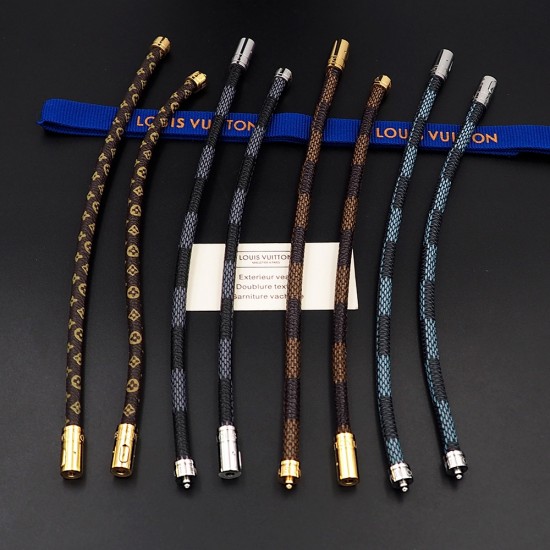 Hl76800驴家Keep It 手镯取材经典 皮革搭配便于开合的路易威登标识铭纹锁扣。男女情侣款尺寸18CM&20CM Hl76800驴家Keep It 手镯取材经典 皮革搭配便于开合的路易威登标识铭纹锁扣。男女情侣款尺寸18CM&20CM