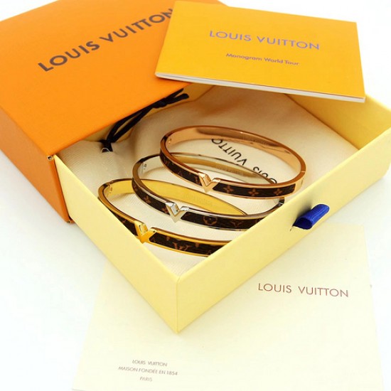 Hl65700---lv手镯 Louis Vuitton 路易威登 原装打版代购级别 市场最好版本 LV老花皮手镯火爆款出货 设计独特 复古前卫 美女必备 Hl65700---lv手镯 Louis Vuitton 路易威登 原装打版代购级别 市场最好版本 LV老花皮手镯火爆款出货 设计独特 复古前卫 美女必备