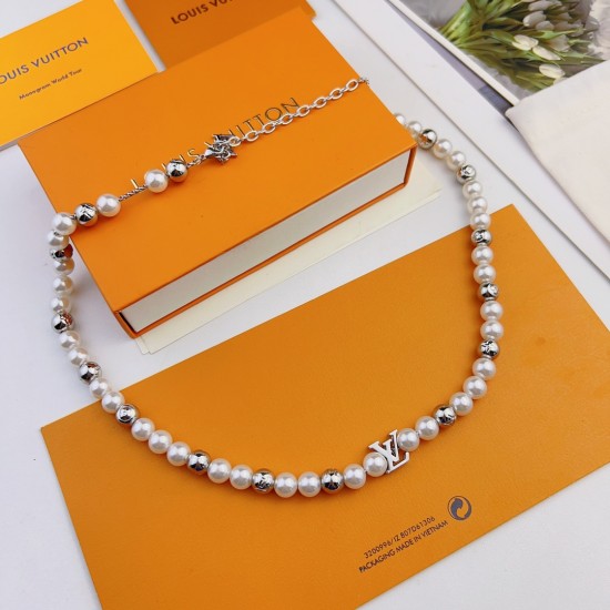 新款Hl65B00 MONOGRAM PEARLS 项链 ¥8,450 Monogram Pearls 项链汇聚珍珠般的串珠和抛光串珠,再将路易威登元素化为精致铭纹,通过可调节链条串连,以 LV 新款Hl65B00 MONOGRAM PEARLS 项链 ¥8,450 Monogram Pearls 项链汇聚珍珠般的串珠和抛光串珠,再将路易威登元素化为精致铭纹,通过可调节链条串连,以 LV