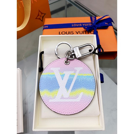 LV ESCALE 包饰与钥匙扣LV Escale 包饰与钥匙扣的多彩设计取鉴日式匹染工艺——绞染,宣告夏日的到来。 LV ESCALE 包饰与钥匙扣LV Escale 包饰与钥匙扣的多彩设计取鉴日式匹染工艺——绞染,宣告夏日的到来。