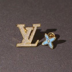 新款带钻logo耳钉来袭 两边都不一样的哦，飞镖是蓝色为主，搭配logo碎钻字母，独特时尚，潮流百搭HL586808