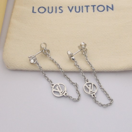 HL98701驴家链条耳环新款 Petit Louis 耳环令 LV Circle 标识点缀精巧链条,分别与 Monogram 花卉和晶莹莱茵石共筑不对称设计。该系列另有同款项链、手链和戒指可选。 HL98701驴家链条耳环新款 Petit Louis 耳环令 LV Circle 标识点缀精巧链条,分别与 Monogram 花卉和晶莹莱茵石共筑不对称设计。该系列另有同款项链、手链和戒指可选。