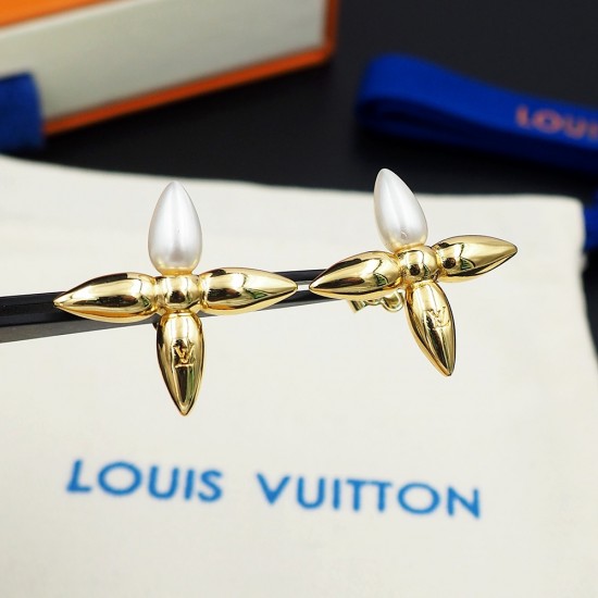 Hl65700驴家Louisette 耳环分别以珠光树脂和耀目金属构筑 Monogram 花卉的尖头花瓣,含蓄点缀 LV 字母铭纹,与 Louisette 系列单品搭配相宜 Hl65700驴家Louisette 耳环分别以珠光树脂和耀目金属构筑 Monogram 花卉的尖头花瓣,含蓄点缀 LV 字母铭纹,与 Louisette 系列单品搭配相宜