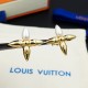 Hl65700驴家Louisette 耳环分别以珠光树脂和耀目金属构筑 Monogram 花卉的尖头花瓣,含蓄点缀 LV 字母铭纹,与 Louisette 系列单品搭配相宜 Hl65700驴家Louisette 耳环分别以珠光树脂和耀目金属构筑 Monogram 花卉的尖头花瓣,含蓄点缀 LV 字母铭纹,与 Louisette 系列单品搭配相宜