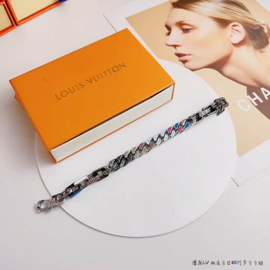 Hl86B00最新款 古巴手链 本款 Paradise Chain 手链采用醒目珐琅和人造水晶,再现 Virgil Abloh 笔下的链条元素,展现材质和色彩的瞩目交汇。Monogram 铭纹注入品牌 Hl86B00最新款 古巴手链 本款 Paradise Chain 手链采用醒目珐琅和人造水晶,再现 Virgil Abloh 笔下的链条元素,展现材质和色彩的瞩目交汇。Monogram 铭纹注入品牌