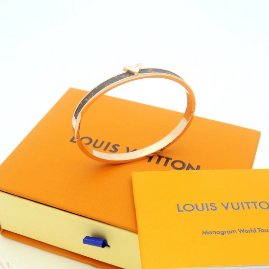 Hl65700---lv手镯 Louis Vuitton 路易威登 原装打版代购级别 市场最好版本 LV老花皮手镯火爆款出货 设计独特 复古前卫 美女必备 Hl65700---lv手镯 Louis Vuitton 路易威登 原装打版代购级别 市场最好版本 LV老花皮手镯火爆款出货 设计独特 复古前卫 美女必备