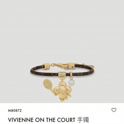 精巧珍珠共同悬挂于 Monogram 帆布饰带，搭配标识铭纹。可调节链条实现舒适佩戴。 吉祥物娃娃皮手镯AL8A10