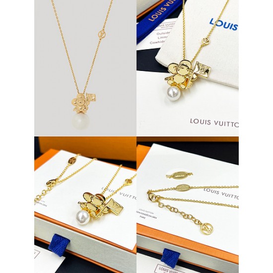 品牌吉祥物 Vivienne 登上莹润珍珠制成的“月亮”,手中挥舞庆祝旗帜,搭配 LV Circle 标识和 LV 字母铭纹 吉祥物娃娃AL80A30 品牌吉祥物 Vivienne 登上莹润珍珠制成的“月亮”,手中挥舞庆祝旗帜,搭配 LV Circle 标识和 LV 字母铭纹 吉祥物娃娃AL80A30