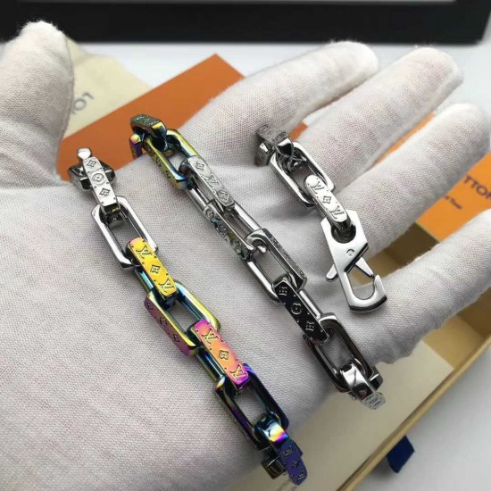 Monogram 新款来袭& 配全套正品包装 竹节淬火项链,链式项链的经典感来自精致不凡的标志性 Monogram 刻纹。 本款银色金属配饰闪亮登场于 Monogram 珠宝系列,巧妙搭配同季新品配 Monogram 新款来袭& 配全套正品包装 竹节淬火项链,链式项链的经典感来自精致不凡的标志性 Monogram 刻纹。 本款银色金属配饰闪亮登场于 Monogram 珠宝系列,巧妙搭配同季新品配