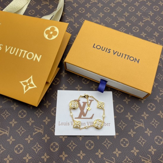 Hl97909 LV四小花手链 简约设计 blingbling✨✨✨代购级别 Hl97909 LV四小花手链 简约设计 blingbling✨✨✨代购级别