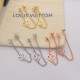HL98701驴家链条耳环新款 Petit Louis 耳环令 LV Circle 标识点缀精巧链条,分别与 Monogram 花卉和晶莹莱茵石共筑不对称设计。该系列另有同款项链、手链和戒指可选。 HL98701驴家链条耳环新款 Petit Louis 耳环令 LV Circle 标识点缀精巧链条,分别与 Monogram 花卉和晶莹莱茵石共筑不对称设计。该系列另有同款项链、手链和戒指可选。
