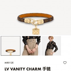 手链以谐趣意味融汇元素：Vanity 手袋形状挂饰镂刻 Nanogram 图案，轻巧悬挂于 Monogram 帆布饰带； Circle 标识点缀抛光钩扣 80A10