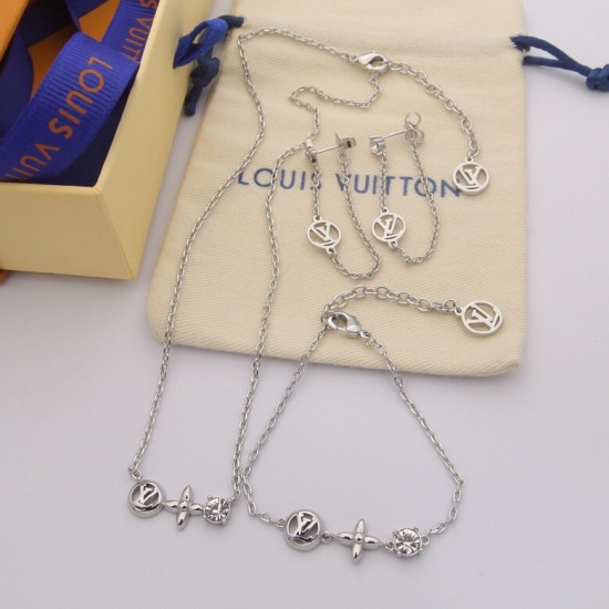 Hl76750驴家手链Petit Louis 手链巧妙串联 Monogram 花卉、 标识等经典元素与透明莱茵石,并为链条末端再度点缀 标识。同系列另有同款项链、 Hl76750驴家手链Petit Louis 手链巧妙串联 Monogram 花卉、 标识等经典元素与透明莱茵石,并为链条末端再度点缀 标识。同系列另有同款项链、