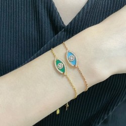 V金材质   5240B80  （高级绿松石➕天然孔雀石）梅西卡心灵之眼手链，耀眼光芒和钻石令人着迷，可单独佩戴，绽放含蓄而闪耀的光芒，或叠搭佩戴，展现时尚的波西米亚风情。