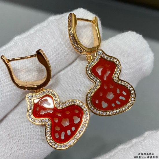 V金镀咪金 4670C90qeelin麒麟蕾丝红葫芦耳环，简约的线条刻画Wulu优美的形态，珍贵的红宝石化为腕间的优雅，Qeelin x 黎贝卡独家发售限量版Wulu耳环，如何用它搭出冬日的气息