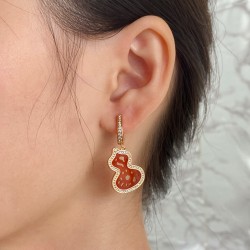 V金镀咪金 4670C90qeelin麒麟蕾丝红葫芦耳环，简约的线条刻画Wulu优美的形态，珍贵的红宝石化为腕间的优雅，Qeelin x 黎贝卡独家发售限量版Wulu耳环，如何用它搭出冬日的气息