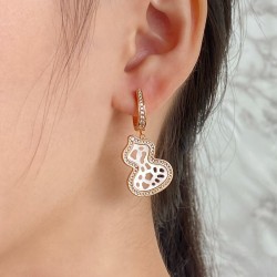 V金镀咪金 467C90qeelin麒麟蕾丝珍珠贝母葫芦耳环，简约的线条刻画Wulu优美的形态，Qeelin x 黎贝卡独家发售限量版Wulu耳环，如何用它搭出冬日的气息