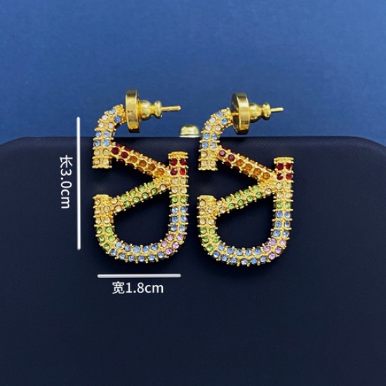 中号HL9203900 小号HL9262800 Valentino华伦天奴光面长方形V字标志彩色满钻耳钉 黄铜材料 尺寸约:中号长3.0cm*宽1.8cm*厚0.35cm 小号长2.3cm*宽1.4 中号HL9203900 小号HL9262800 Valentino华伦天奴光面长方形V字标志彩色满钻耳钉 黄铜材料 尺寸约:中号长3.0cm*宽1.8cm*厚0.35cm 小号长2.3cm*宽1.4