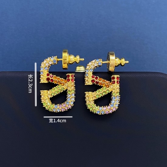 中号HL9203900 小号HL9262800 Valentino华伦天奴光面长方形V字标志彩色满钻耳钉 黄铜材料 尺寸约:中号长3.0cm*宽1.8cm*厚0.35cm 小号长2.3cm*宽1.4 中号HL9203900 小号HL9262800 Valentino华伦天奴光面长方形V字标志彩色满钻耳钉 黄铜材料 尺寸约:中号长3.0cm*宽1.8cm*厚0.35cm 小号长2.3cm*宽1.4