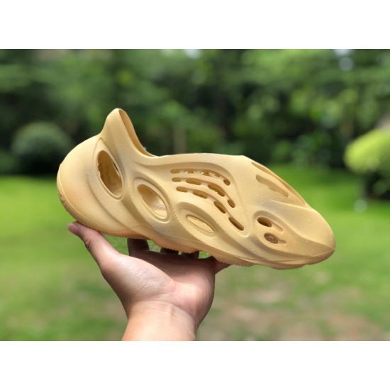 洞洞鞋沙黄色 adidas originals Yeezy Foam Runner "DesertSand" 潮流运动凉鞋 男女同款 沙黄色沙漠 洞洞鞋沙黄色 adidas originals Yeezy Foam Runner "DesertSand" 潮流运动凉鞋 男女同款 沙黄色沙漠