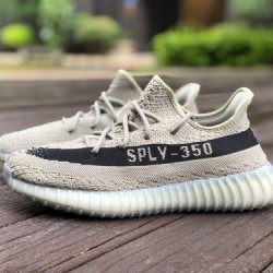 350v2灰黑色 性价比版Adidas Yeezy 350 V2灰黑 椰子HQ2059