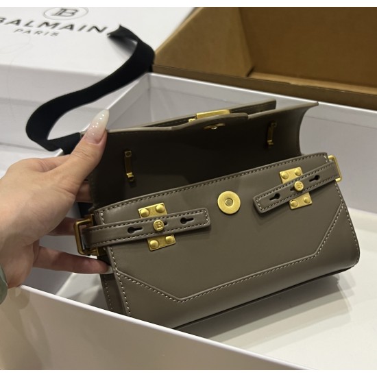 Balmain bag size:19*12*7.5cm Balmain bag size:19*12*7.5cm