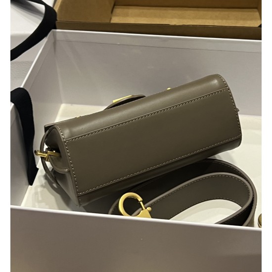 Balmain bag size:19*12*7.5cm Balmain bag size:19*12*7.5cm