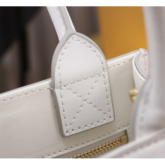 DG BAG Size:16.5×17.5×8cm DG BAG Size:16.5×17.5×8cm