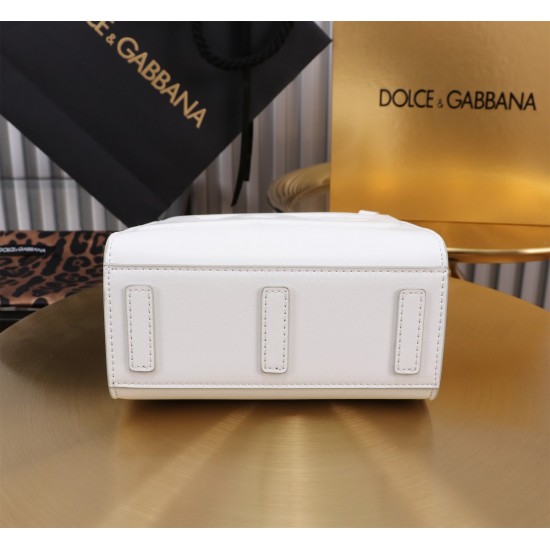 DG BAG Size:16.5×17.5×8cm DG BAG Size:16.5×17.5×8cm