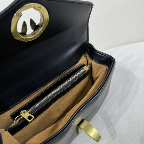 Pinko bags iten No：  price： 60 US dollar