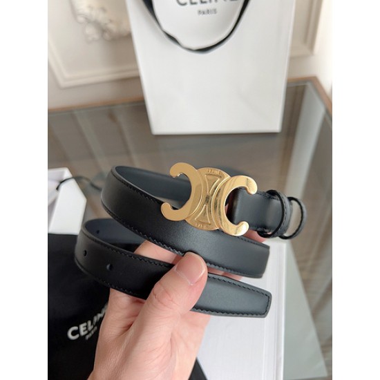 小牛皮质感搭配独特凯旋门扣,颜色雅黑色 小牛皮质感搭配独特凯旋门扣,颜色雅黑色