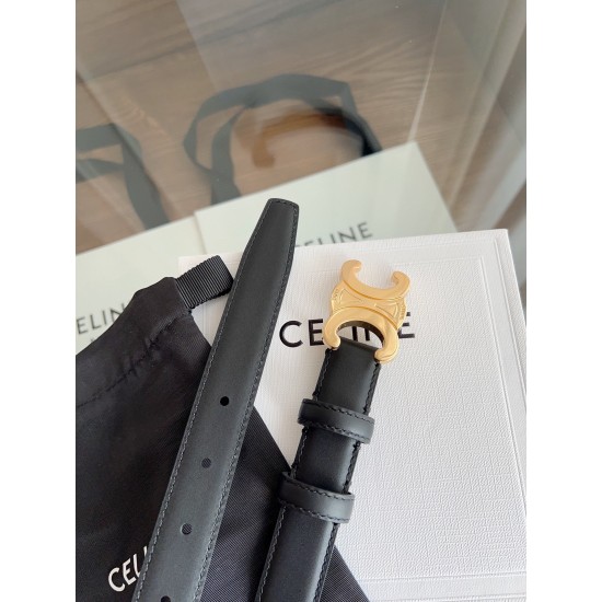小牛皮质感搭配独特凯旋门扣,颜色雅黑色 小牛皮质感搭配独特凯旋门扣,颜色雅黑色